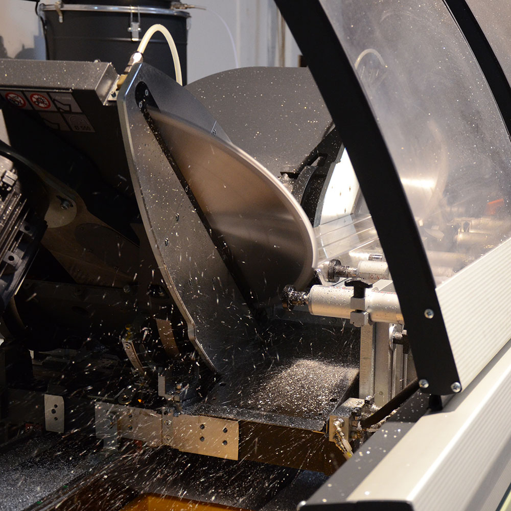 Aluminium-Schneidemaschine bei der Produktion der klappBAR bei ferry solutions in Österreich